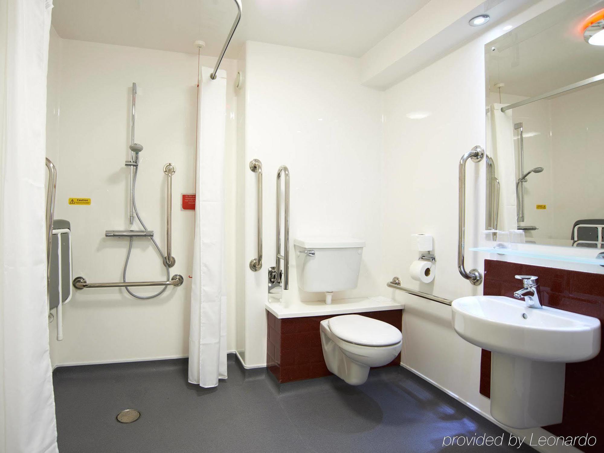 Ibis Budget London Heathrow Central Cranford Exterior foto